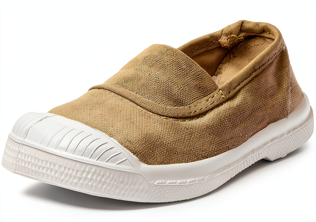 Sneaker Bensimon in cotone e gomma naturale su sfondo neutro