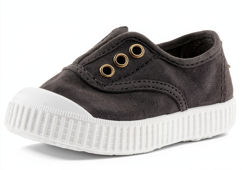 Bambino che salta con le scarpe Victoria su un prato, si nota la flessibilità della suola