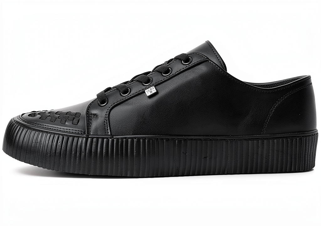 'Scarpe TUK in pelle nera su sfondo neutro'